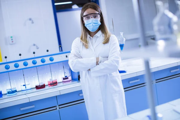 Jonge Vrouwelijke Onderzoeker Die Chemische Gegevens Flocculator Het Laboratorium Analyseert — Stockfoto