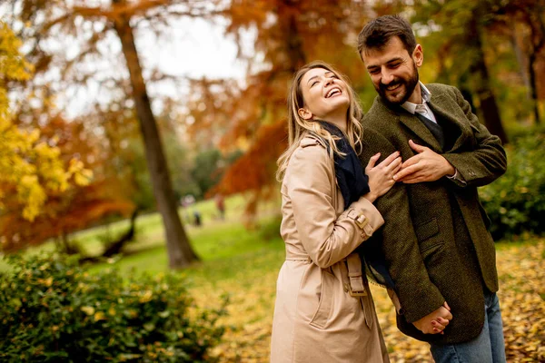 Schönes Junges Paar Spaziert Herbstpark — Stockfoto