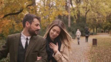 Sonbahar parkında elektrikli bisikletleri olan yakışıklı bir çift.