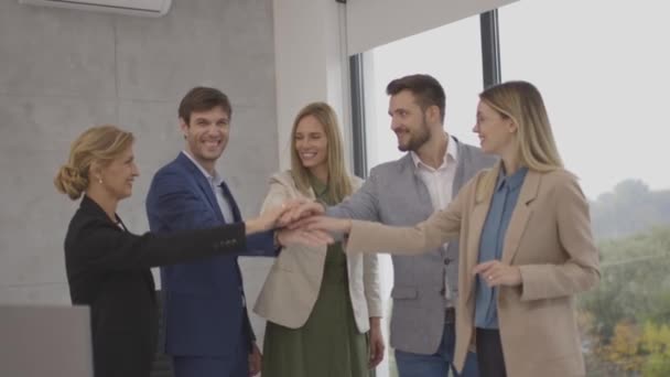 Grupo de empresarios entusiasmados celebrando y brindando con confeti cayendo en la oficina — Vídeo de stock