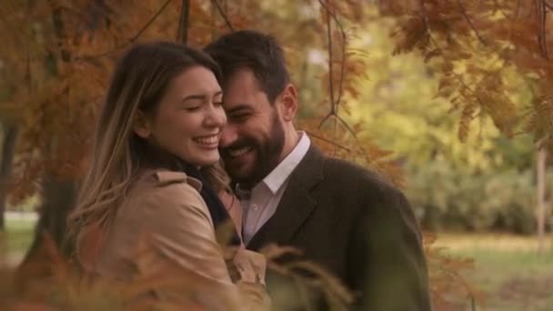 Hermosa Pareja Joven Caminando Parque Otoño — Vídeos de Stock