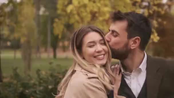 Hermosa Pareja Joven Caminando Parque Otoño — Vídeo de stock