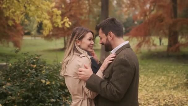 Hermosa Pareja Joven Caminando Parque Otoño — Vídeos de Stock