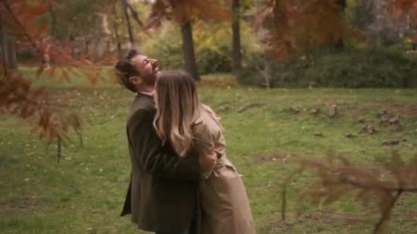 秋の公園を歩くハンサムな若いカップル — ストック動画
