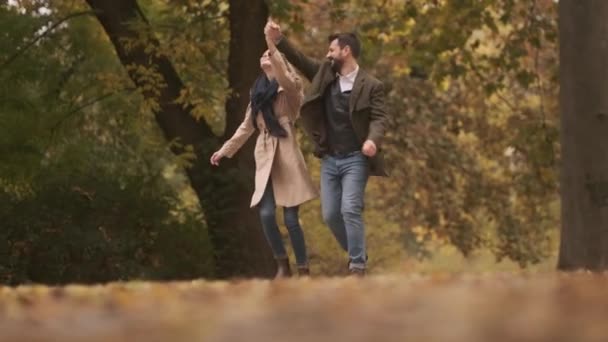 Beau Jeune Couple Marchant Dans Parc Automne — Video