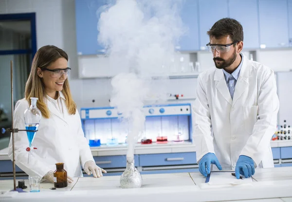 Young Researchers Doing Experiment Smoke Table Chemical Laboratory — Stock Photo, Image