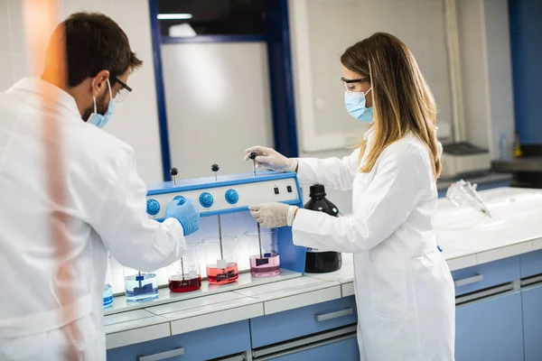 Jonge Onderzoekers Die Chemische Gegevens Flocculator Het Laboratorium Analyseren — Stockfoto