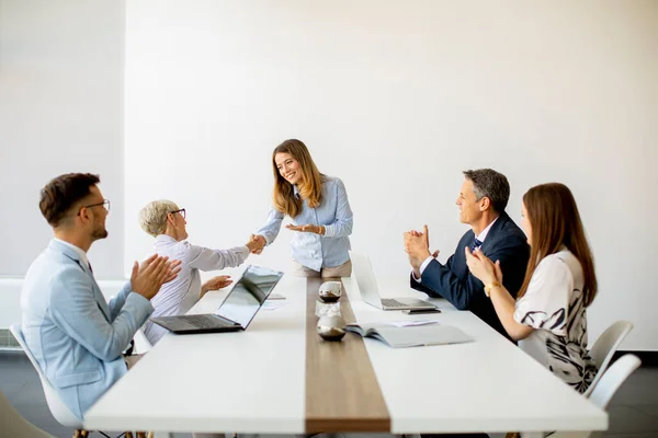 Grupp Affärsmän Med Unga Vuxna Och Seniorkollega Möte Den Moderna — Stockfoto