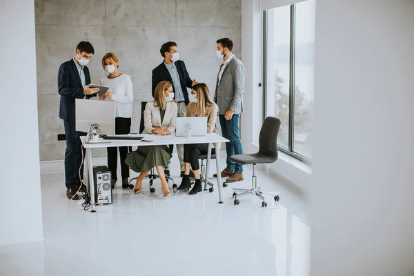 Gruppo Uomini Affari Hanno Incontro Lavoro Ufficio Indossare Maschere Come — Foto Stock