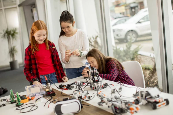 Група Милих Маленьких Дівчат Програмують Електричні Іграшки Роботи Класі Робототехніки — стокове фото