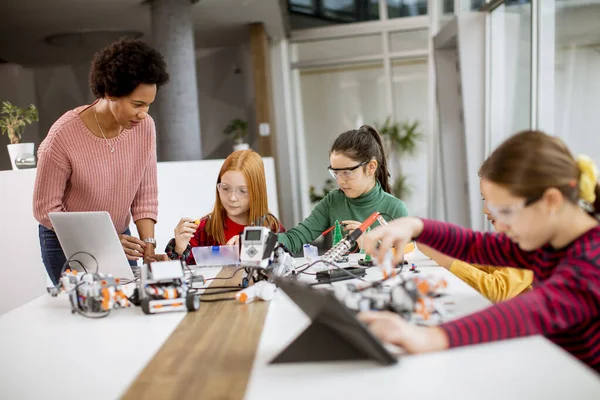 Gruppe Glücklicher Kinder Mit Ihrer Afroamerikanischen Naturwissenschaftlerin Mit Laptop Programmierung — Stockfoto