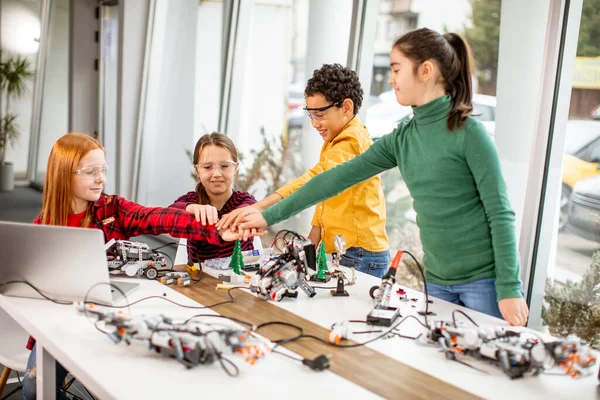 Grupo Niños Felices Programando Juguetes Eléctricos Robots Aula Robótica — Foto de Stock
