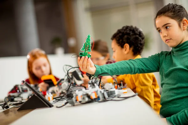 Grupo Crianças Felizes Programando Brinquedos Elétricos Robôs Sala Aula Robótica — Fotografia de Stock