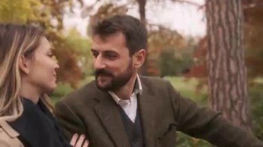 Sonbahar parkında elektrikli bisikletleri olan yakışıklı bir çift.