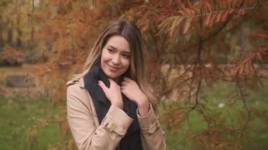 Güz parkında duran güzel genç kadın