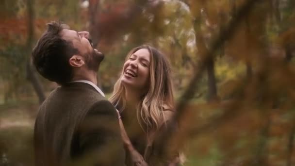 Hermosa Pareja Joven Caminando Parque Otoño — Vídeos de Stock