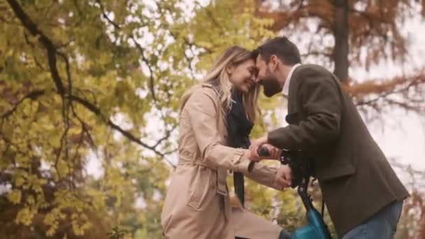 Mooi Jong Koppel Het Najaar Park Met Elektrische Fiets — Stockvideo