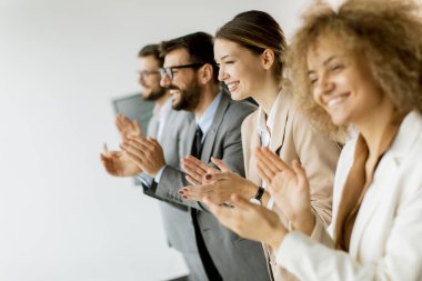 Toplantıdan sonra gülümseyen iş grubu alkışlıyor