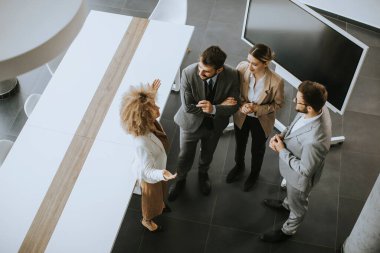 Ofiste birlikte çalışan çok ırklı iş adamlarının genel bakış açısı