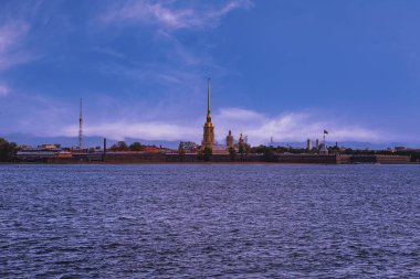 Sankt Petersburg, Rusya 'daki Peter ve Paul Kalesi ve Katedrali' nden Neva nehrinin karşısına bakın.