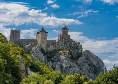 Sırbistan 'daki ortaçağ Golubac kalesine bak