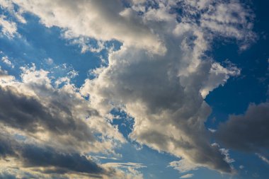Mavi gökyüzündeki beyaz bulutlara bak