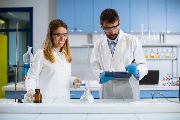 Jovens Pesquisadores Fazendo Experimentos Com Fumaça Uma Mesa Laboratório Químico — Fotografia de Stock