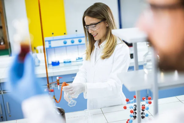 Linda Investigadora Ropa Trabajo Protectora Pie Laboratorio Analizando Frasco Con — Foto de Stock