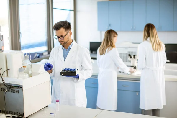 Bonito Pesquisador Vestuário Trabalho Proteção Laboratório Analisando Amostras Líquidas — Fotografia de Stock