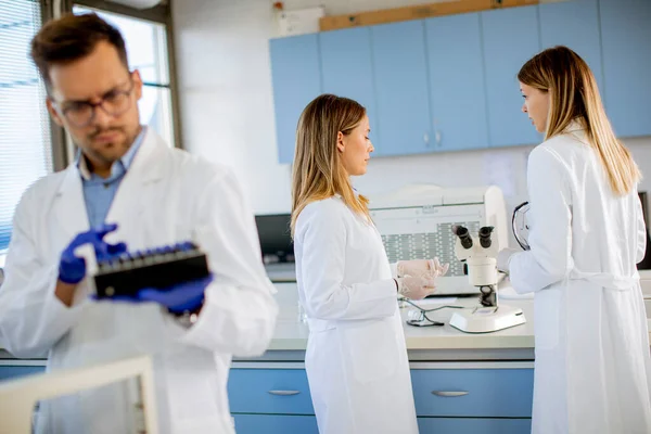 Handsome Onderzoeker Beschermende Werkkleding Staan Het Laboratorium Het Analyseren Van — Stockfoto