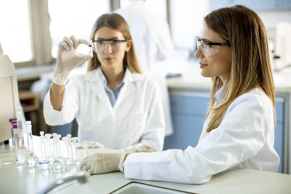 Молоді Дослідники Жінки Аналізують Хімічні Дані Лабораторії — стокове фото