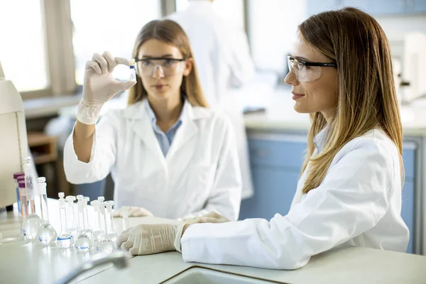 Jóvenes Investigadoras Analizando Datos Químicos Laboratorio — Foto de Stock