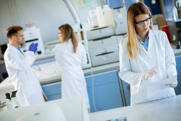 Ung Kvinnlig Forskare Vit Labbrock Stående Det Biomedicinska Labbet — Stockfoto