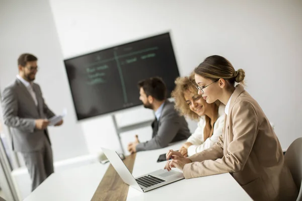 Junge Geschäftsleute Sitzen Besprechungstisch Konferenzraum Und Diskutieren Arbeit Und Planungsstrategie — Stockfoto