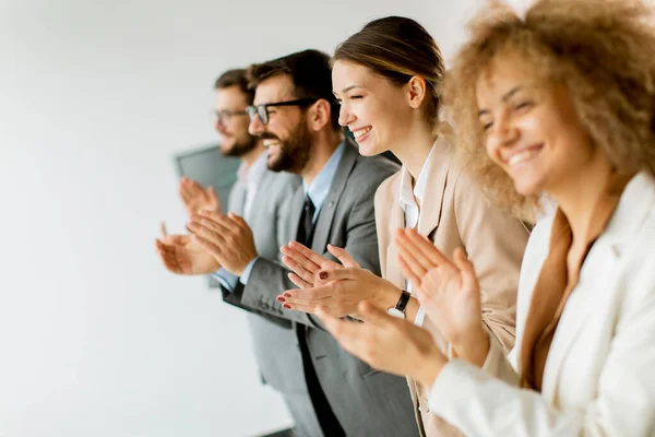 Grupo Empresarial Sorridente Aplaudindo Após Reunião — Fotografia de Stock