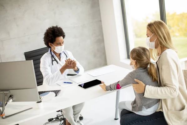 Moeder Met Zijn Dochtertje Bij Het Pediatrisch Onderzoek Door Afro — Stockfoto