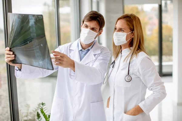 Equipo Médicos Con Máscaras Faciales Protectoras Examinando Rayos Oficina — Foto de Stock