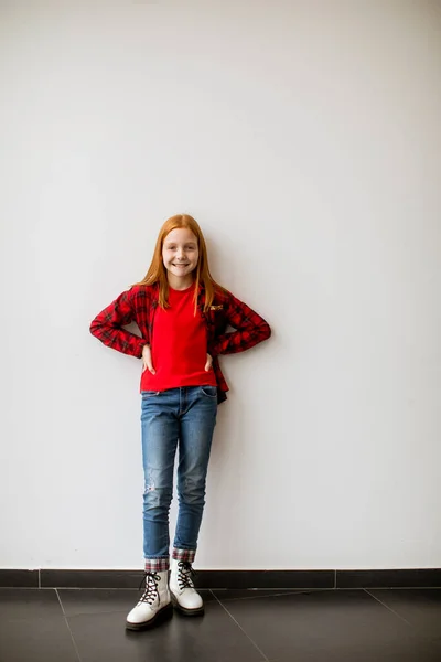 Nettes Kleines Mädchen Mit Rotem Haar Steht Der Weißen Wand — Stockfoto