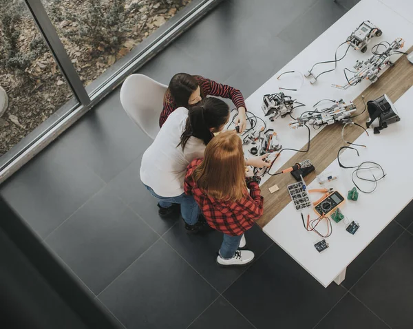 Overhead View Cute Little Girls Programming Electric Toys Robots Robotics — Stock Photo, Image