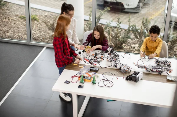 Група Щасливих Дітей Програмують Електричні Іграшки Роботи Класі Робототехніки — стокове фото