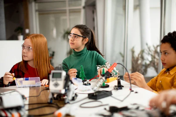 Grupo Crianças Felizes Programando Brinquedos Elétricos Robôs Sala Aula Robótica — Fotografia de Stock