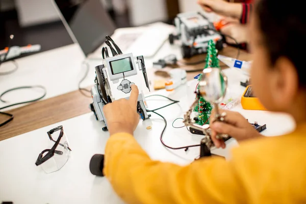 Bonito Menino Programando Brinquedos Elétricos Robôs Sala Aula Robótica — Fotografia de Stock