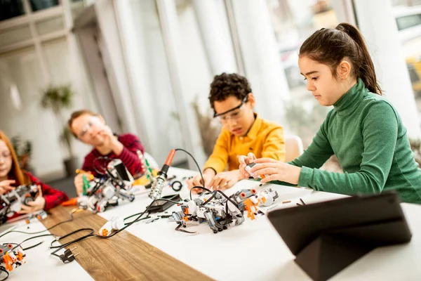 Grupo Crianças Felizes Programando Brinquedos Elétricos Robôs Sala Aula Robótica — Fotografia de Stock