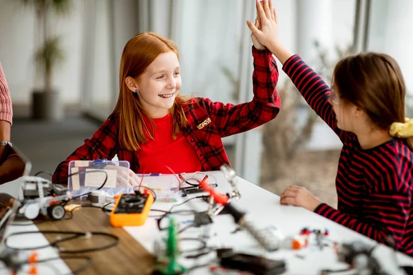 Группа Милых Маленьких Девочек Программирующих Электрические Игрушки Роботов Классе Робототехники — стоковое фото