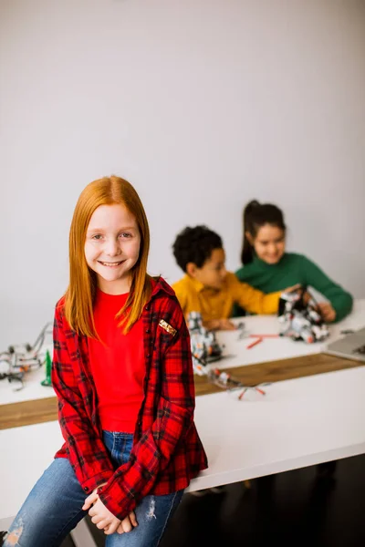 Linda Niña Pie Frente Grupo Niños Programando Juguetes Eléctricos Robots —  Fotos de Stock