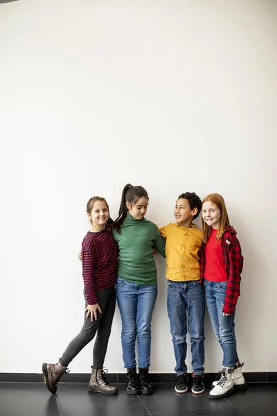 Retrato Lindos Niños Pequeños Jeans Mirando Cámara Sonriendo Pie Contra —  Fotos de Stock