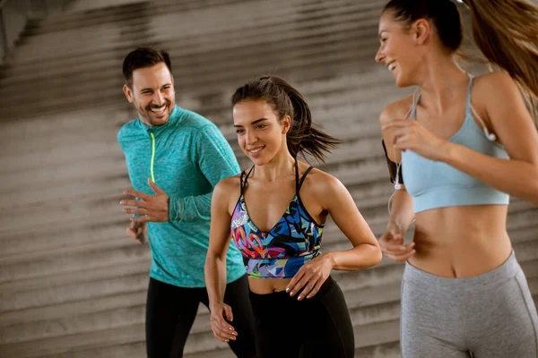 Jóvenes Guapos Corriendo Entorno Urbano — Foto de Stock