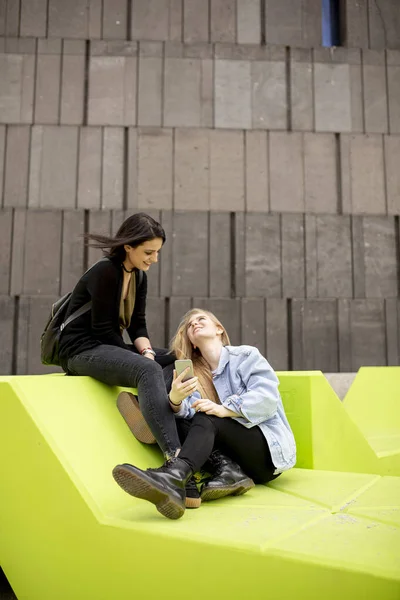 Jovens Mulheres Sentadas Cidade Usam Telefone Celular Conceito Urbano — Fotografia de Stock