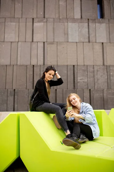 Jovens Mulheres Sentadas Cidade Usam Telefone Celular Conceito Urbano — Fotografia de Stock