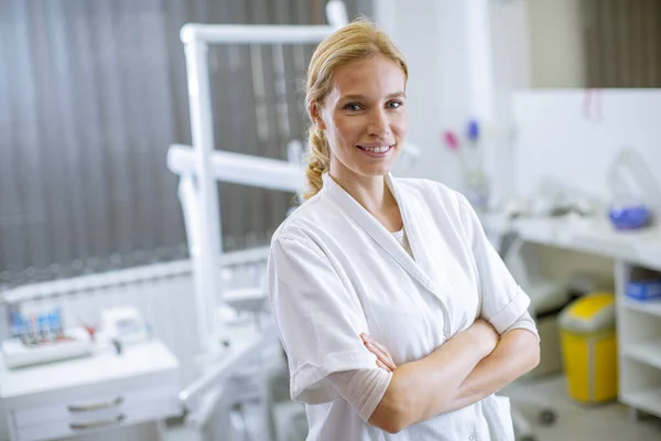 Atraente Dentista Posando Consultório Odontológico Moderno — Fotografia de Stock